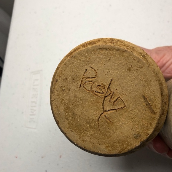 Hand made studio art pottery salt and pepper shaker signed beige and blue - Picture 3 of 4